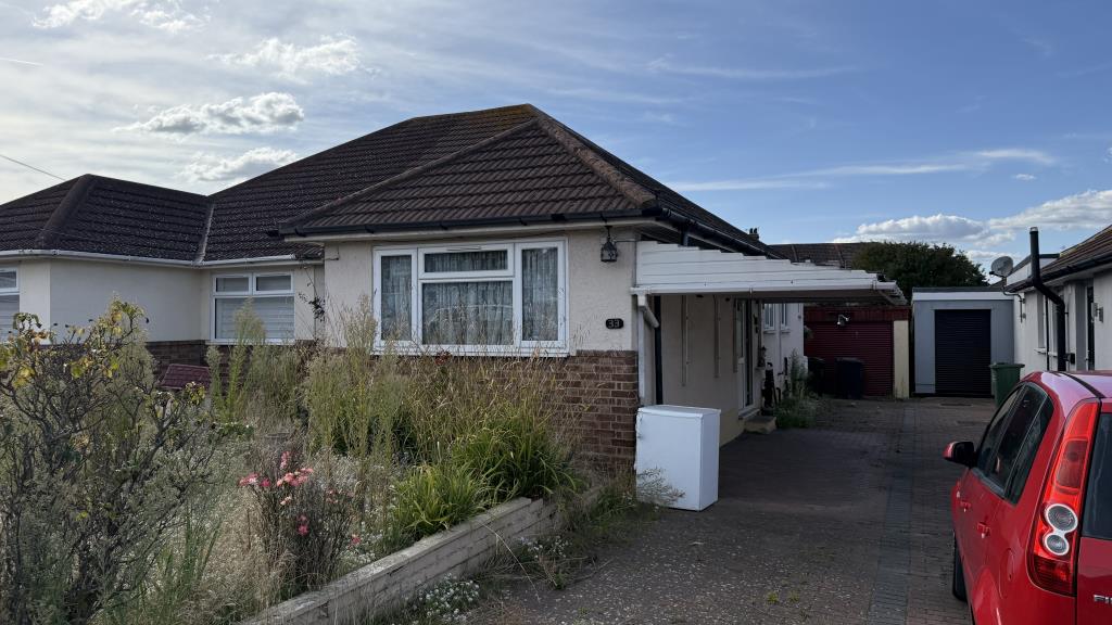 Lot: 140 - SEMI-DETACHED BUNGALOW FOR REFURBISHMENT - External image of bungalow from street level